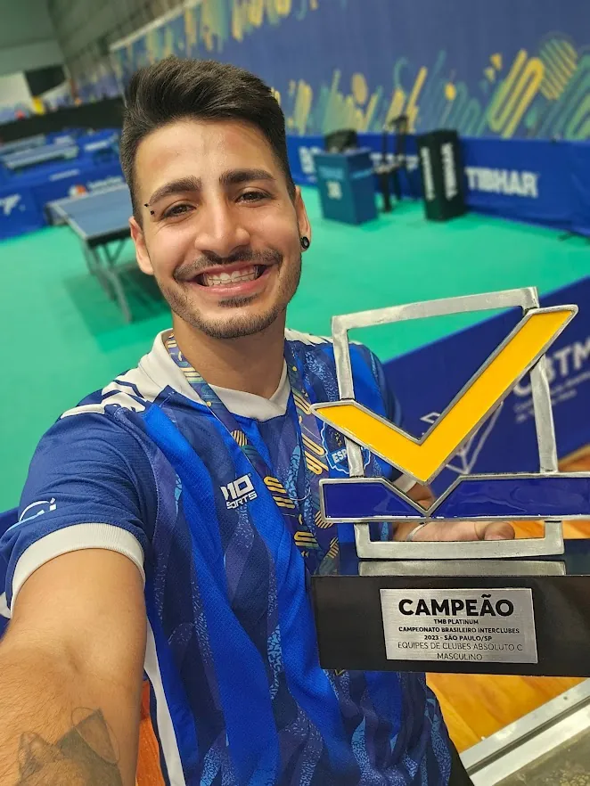 Jonathan sorrindo com o troféu de campeão do Campeonato Brasileiro Interclubes 2023